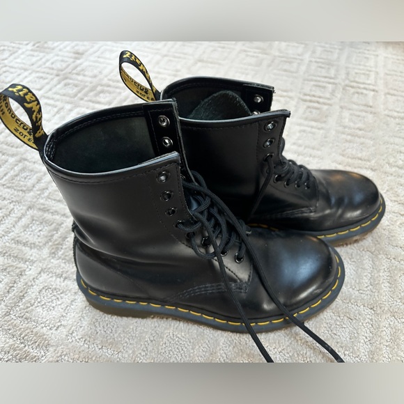 Like new original Dr Martens Boot in traditional black size 7 women’s - Picture 2 of 6